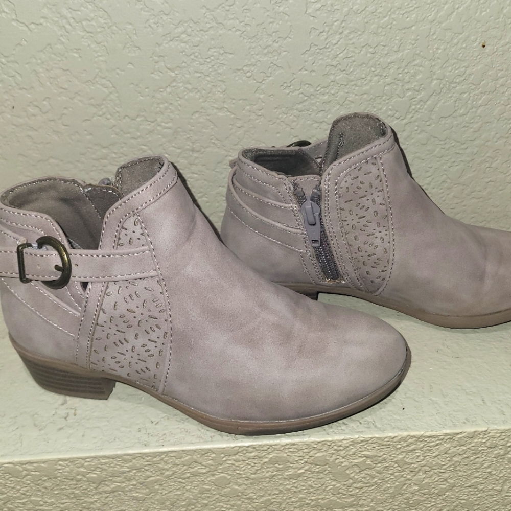 Kids beige ankle boot buckle and print detail- size 1
